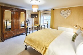 Host Stay Sixpence Cottage