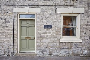 Host Stay Sixpence Cottage