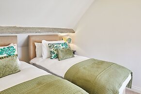 Host Stay Waterlily Cottage