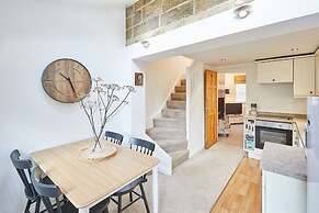 Host Stay Waterlily Cottage