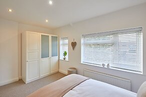 Host Stay Newsam Crescent