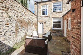 Host Stay The Old School House