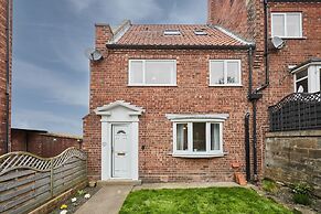 Host Stay Greens Yard House