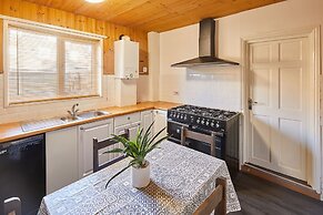 Host Stay Holyrood Lodge