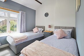 Host Stay Castle View Cottage