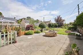 Host Stay Castle View Cottage