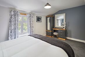 Host Stay Castle View Cottage