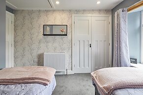 Host Stay Castle View Cottage