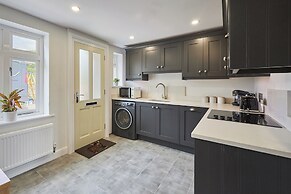 Host Stay Castle View Cottage