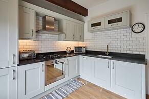 Host Stay River View Cottage