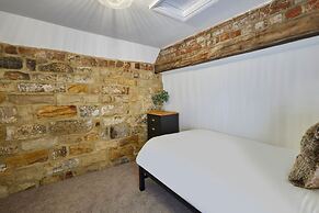Host Stay Cragg Cottage