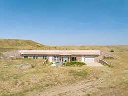 Cheyenne River Ranch with Hot Tub