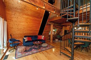 Honeycomb Hideaway by Avantstay Rustic Retreat
