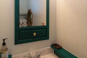 Honeycomb Hideaway by Avantstay Rustic Retreat