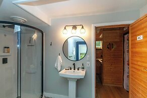 Honeycomb Hideaway by Avantstay Rustic Retreat