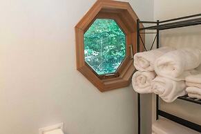 Honeycomb Hideaway by Avantstay Rustic Retreat