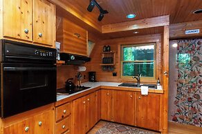 Honeycomb Hideaway by Avantstay Rustic Retreat