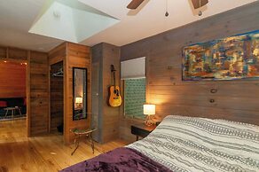 Honeycomb Hideaway by Avantstay Rustic Retreat