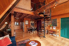 Honeycomb Hideaway by Avantstay Rustic Retreat