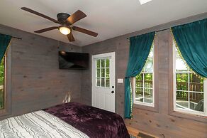 Honeycomb Hideaway by Avantstay Rustic Retreat