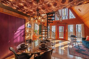 Honeycomb Hideaway by Avantstay Rustic Retreat