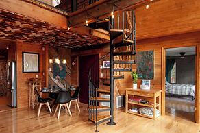 Honeycomb Hideaway by Avantstay Rustic Retreat