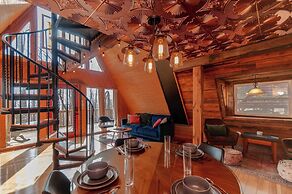 Honeycomb Hideaway by Avantstay Rustic Retreat
