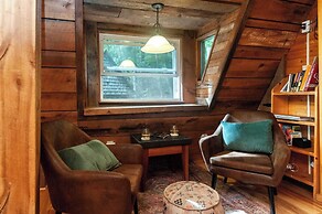 Honeycomb Hideaway by Avantstay Rustic Retreat