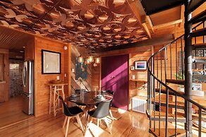 Honeycomb Hideaway by Avantstay Rustic Retreat