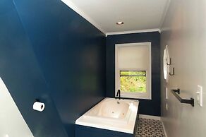 Honeycomb Hideaway by Avantstay Rustic Retreat