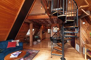 Honeycomb Hideaway by Avantstay Rustic Retreat