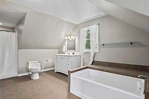 Hickory Nut Hideaway by Avantstay Mountain Views