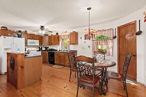 Smoky Mountain Mecca by Avantstay Mountain Views