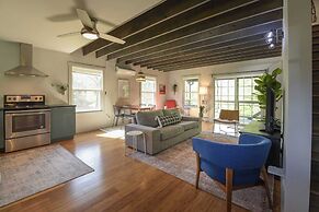 Plum Perfect Hideaway by Avantstay Near Downtown