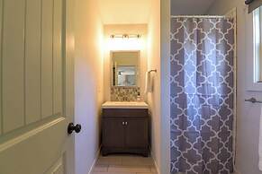 Plum Perfect Hideaway by Avantstay Near Downtown