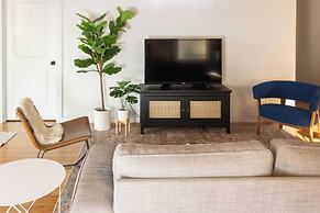 Plum Perfect Hideaway by Avantstay Near Downtown