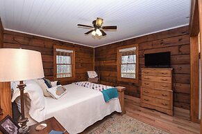 Deer Haven by Avantstay Cabin w/ Pond, Waterfall