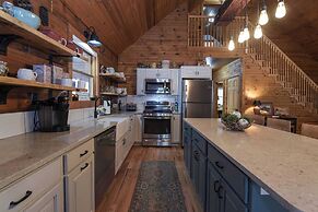 Deer Haven by Avantstay Cabin w/ Pond, Waterfall