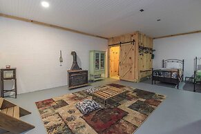 Deer Haven by Avantstay Cabin w/ Pond, Waterfall