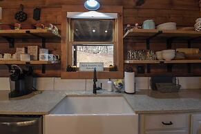 Deer Haven by Avantstay Cabin w/ Pond, Waterfall