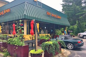 Asheville Cottage Retreat by Avantstay A+ Charm