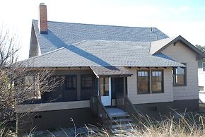 Beach Lovers Delight 3 Bedroom Cottage by RedAwning