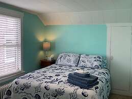 Beach Lovers Delight 3 Bedroom Cottage by RedAwning