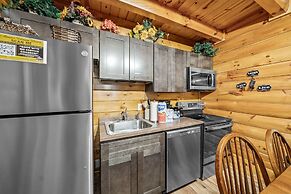 Parkway Treasure 3 Bedroom Cabin by Heavenly Views Resort