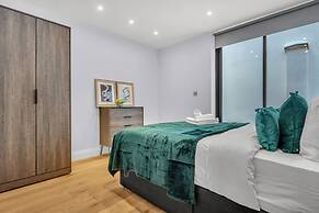 Three Bed Spacious Apartment in Dalston