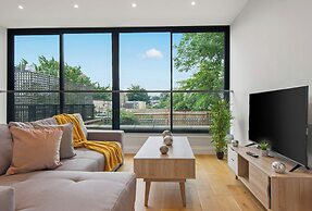 Three Bed Spacious Apartment in Dalston