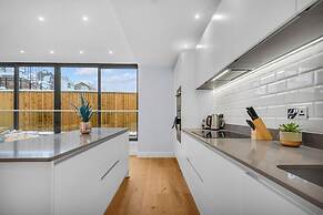 Three Bed Spacious Apartment in Dalston