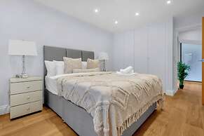 Three Bed Spacious Apartment in Dalston