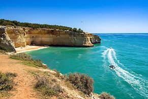 Poolside Apartment with 2 bedrooms, patio and BBQ