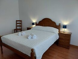 Poolside Apartment with 2 bedrooms, patio and BBQ